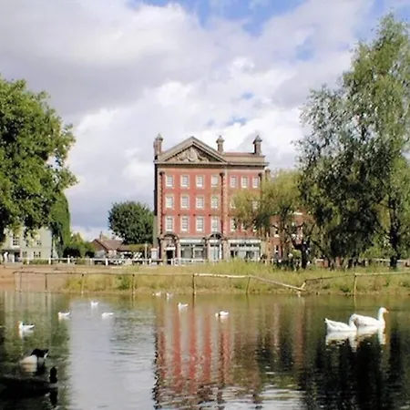 Spare In Peaceful Neighbourhood Near The Centre Of Apartment London