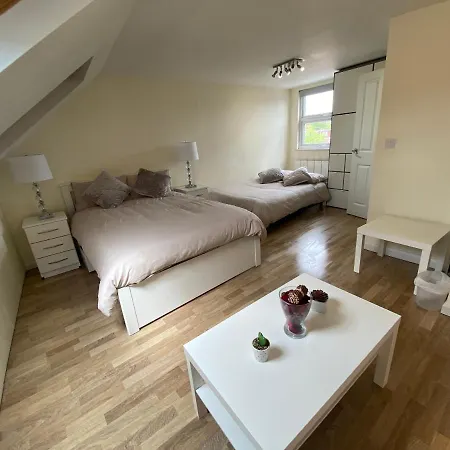 Private In Excellent Family House ,zone 2 London