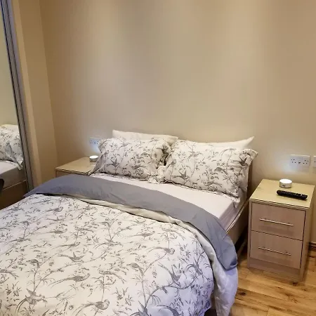 London Luxury 4 Bedroom Sleeps 12 People With 4 Bathrooms 1 Min Walk From Station *