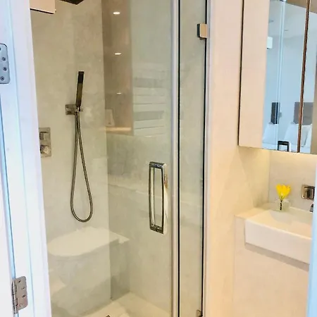 Luxury 2 Bedroom 20 Min From London