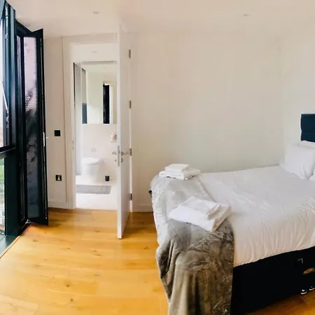 Apartment Luxury 2 Bedroom 20 Min From *