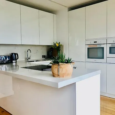 Luxury 2 Bedroom 20 Min From * London