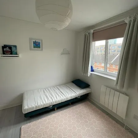 Apartment 2bd Flat With Views Of Canary Wharf - Rotherhithe *