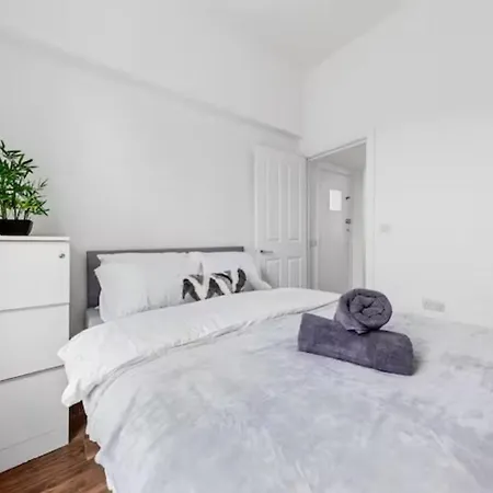 Living 2 Bedroom Flat 2 Mins To Clapahm Junction Cj Apartment