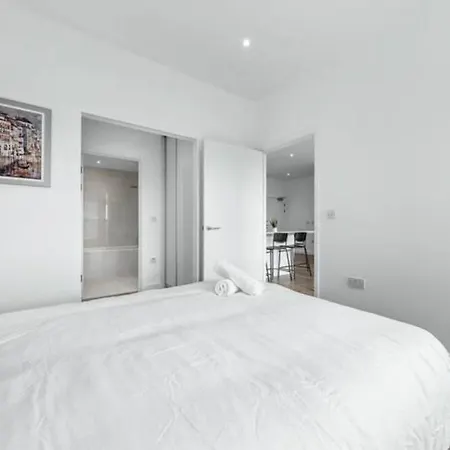 Airy 2br Flat Delta London Dp332 Apartment