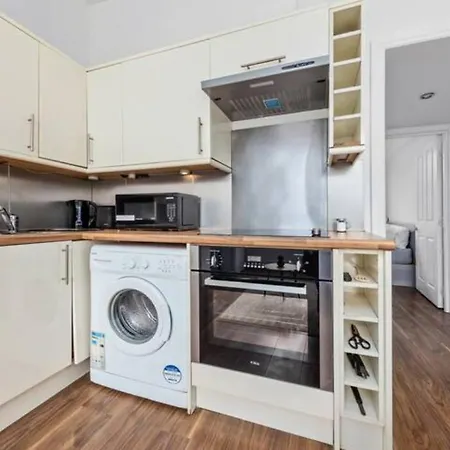Living 2 Bedroom Flat 2 Mins To Clapahm Junction Cj London