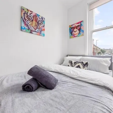 Living 2 Bedroom Flat 2 Mins To Clapahm Junction Cj *