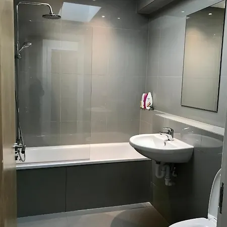 2 Bedroom 2 Bathroom 8 Including Free Parking * Bromley