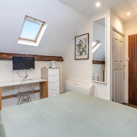 Apartment Quiet Double Studio Flat London