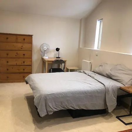 Flat In North Acton *