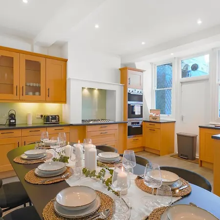 Spacious And Modern 4 Beds In Kensington Apartment London