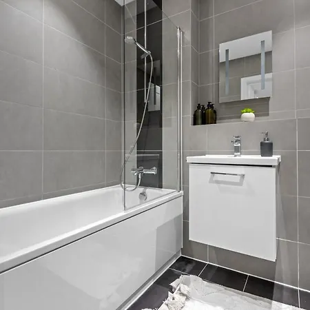 2 Bed, 2 Bath Gated Heathrow Lux Apartment