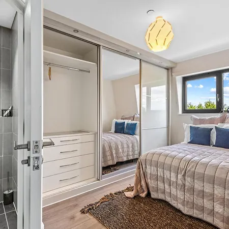2 Bed, 2 Bath Gated Heathrow Lux *