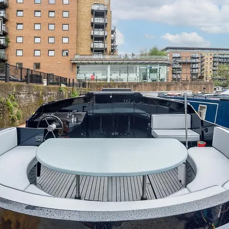 Botel Elegant Houseboat Near Canary Wharf London