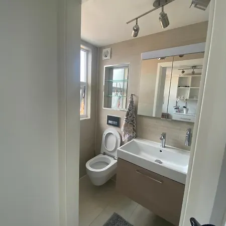Private In Excellent Family House ,zone 2 Homestay London