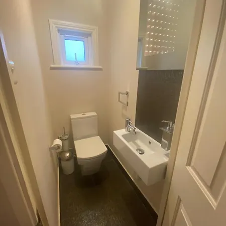 Private In Excellent Family House ,zone 2 Homestay London