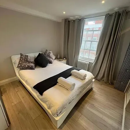 Stunning 3 Bedroom In Apartment London
