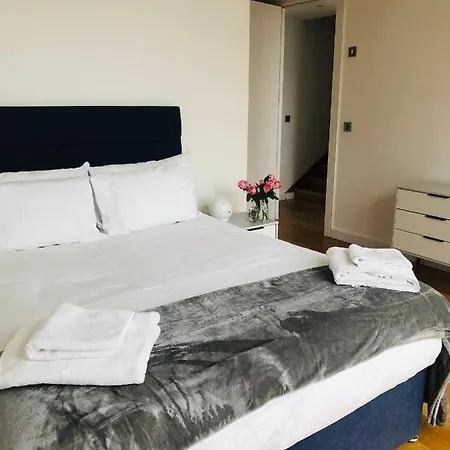 Luxury 2 Bedroom 20 Min From * London