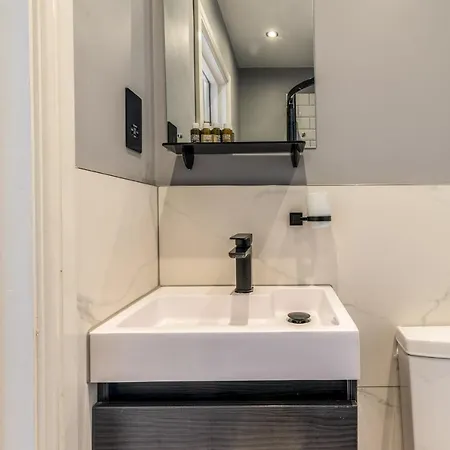 Relay - 60 Warwick Road Apartment *