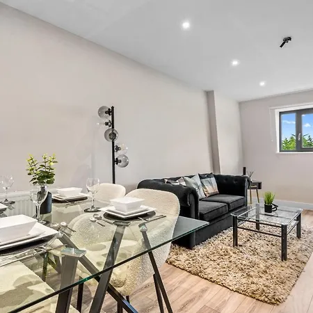 2 Bed, 2 Bath Gated Heathrow Lux *