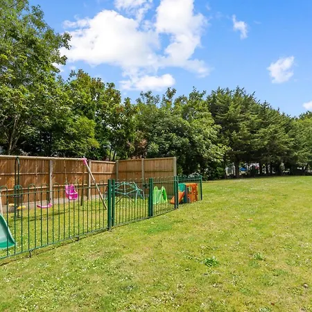 2 Bed, 2 Bath Gated Heathrow Lux Apartment