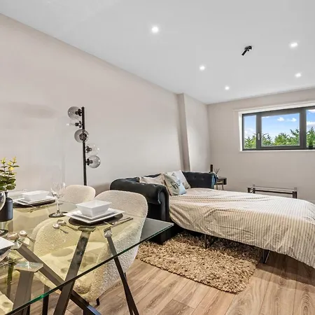 2 Bed, 2 Bath Gated Heathrow Lux * West Drayton (Middlesex)