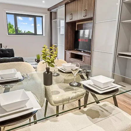 Apartment 2 Bed, 2 Bath Gated Heathrow Lux