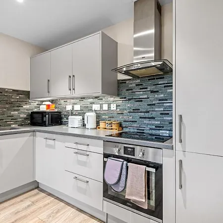 2 Bed, 2 Bath Gated Heathrow Lux