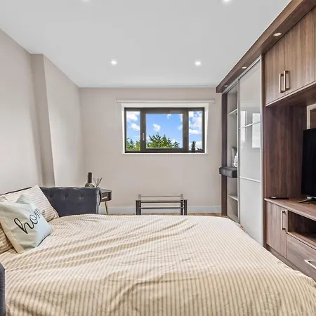 2 Bed, 2 Bath Gated Heathrow Lux