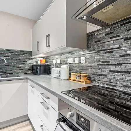2 Bed, 2 Bath Gated Heathrow Lux West Drayton (Middlesex)