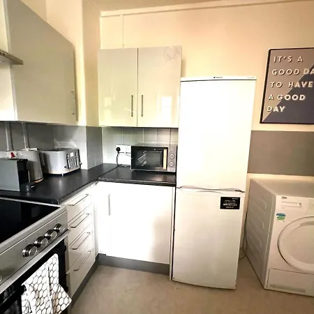 Charming 2-bed Flat With Balcony Close To White Westfield Apartment London