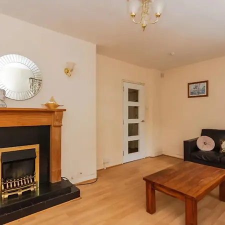 Homely 3 Bedroom House With A Garden Holiday home