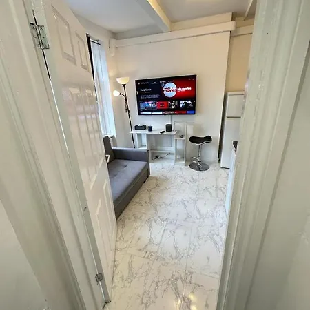 Apartment 4 Floor New Miles London