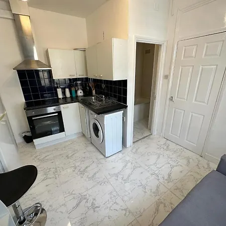 Apartment 4 Floor New Miles London