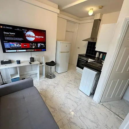 Apartment 4 Floor New Miles London