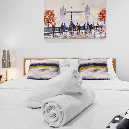 3-bedroom Flat In Sleeps 14 Hy1 London