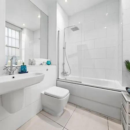 Apartment 3-bedroom Flat In Sleeps 14 Hy1 London