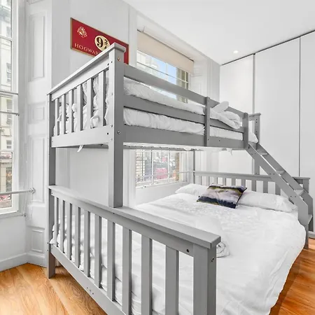 Apartment 3-bedroom Flat In Sleeps 14 Hy1