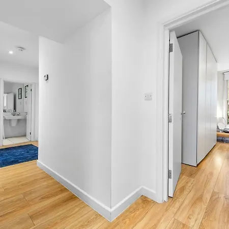 3-bedroom Flat In Sleeps 14 Hy1 Apartment