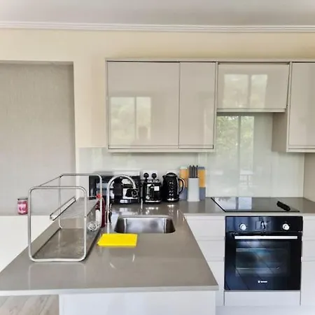 Luxuries 2 Bed Flat In Canary Wharf