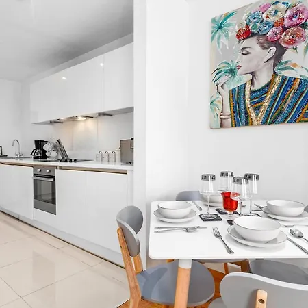 Apartment 3-bedroom Flat In Sleeps 14 Hy1