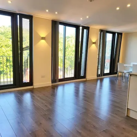 Luxuries 2 Bed Flat In Canary Wharf London