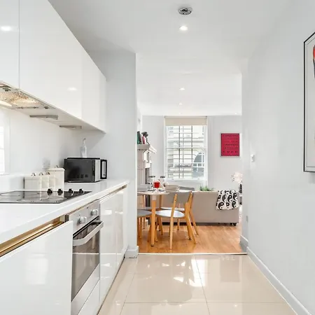 Apartment 3-bedroom Flat In Sleeps 14 Hy1