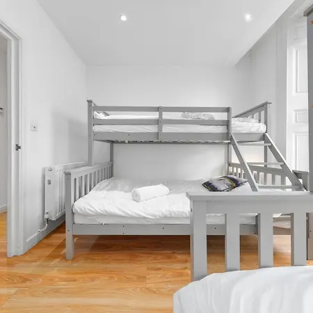 Apartment 3-bedroom Flat In Sleeps 14 Hy1