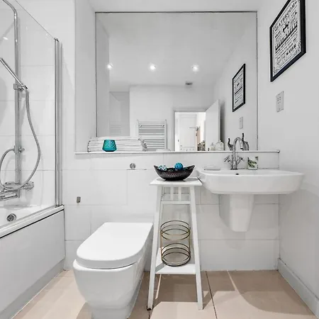 3-bedroom Flat In Sleeps 14 Hy1 Apartment London