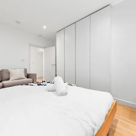 Apartment 3-bedroom Flat In Sleeps 14 Hy1 London