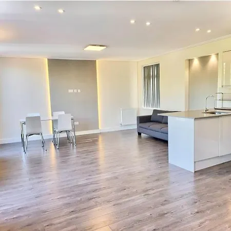 Luxuries 2 Bed Flat In Canary Wharf Apartment *