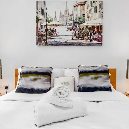 Apartment 3-bedroom Flat In Sleeps 14 Hy1