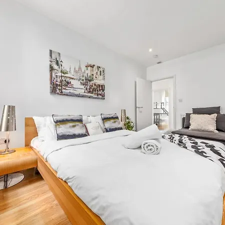 3-bedroom Flat In Sleeps 14 Hy1 *