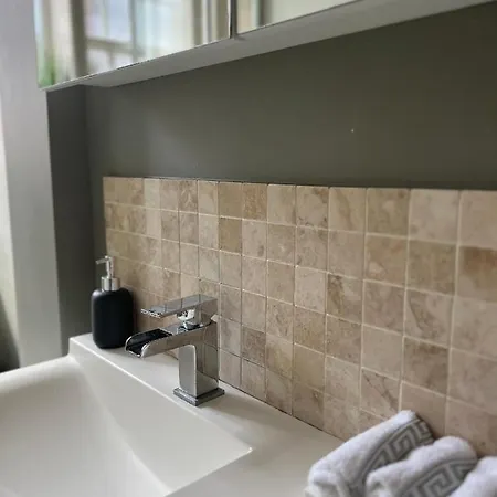 Charming Chelsea Two Bedroom Next To Kings Road! Apartment *
